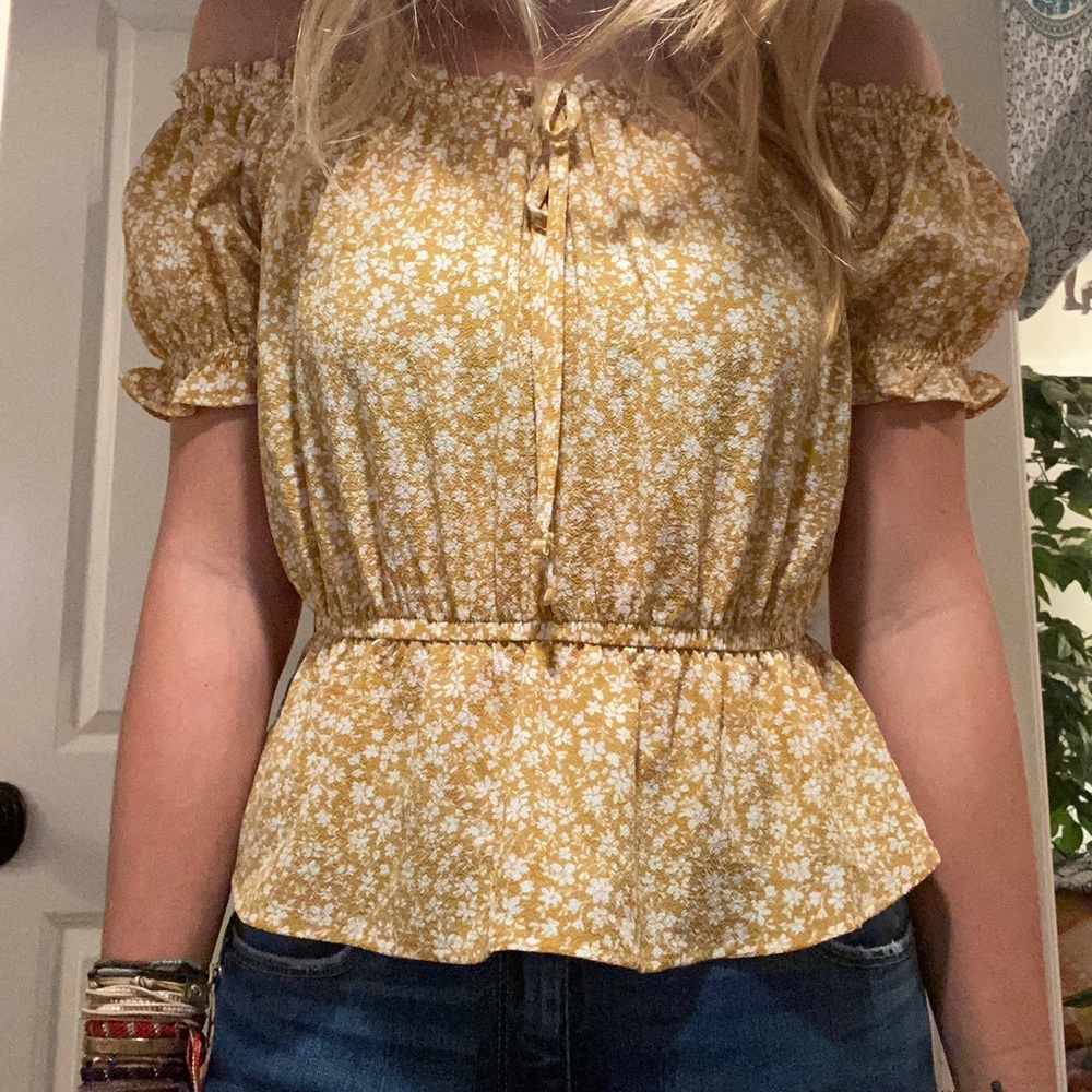 XS Gold white flower patterned blouse from Brandy Melville, perfect condition